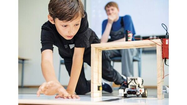Faszination Technik: Schüler bei einem Roboterwettbewerb.