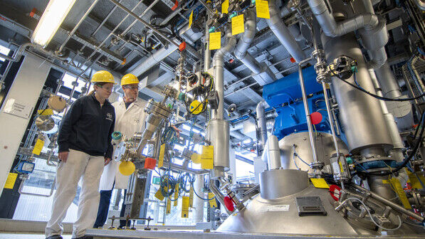 Werner Hinsken und Mareike Richartz in der Wirkstoffproduktion: Das neue Gaskraftwerk soll die Stromversorgung im Betrieb weiter verbessern. 