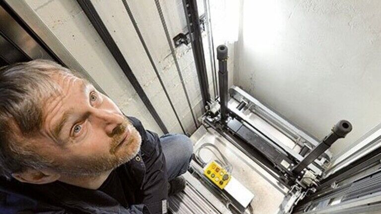 Im Schacht: Modernisierungsmeister Jörg Blöthe kontrolliert die Steuerung eines Aufzugs. Foto: Bahlo