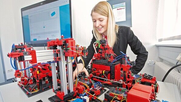 Kein Kinderspiel: Ingenieurin Kim Mäder zeigt, wie das Mini-Werk funktioniert.