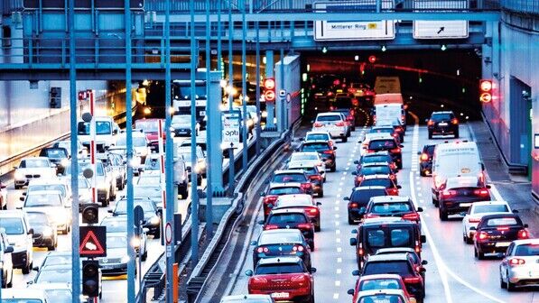Dichter Verkehr: Der Mittlere Ring in München ist die deutsche Straße mit den meisten Staus. Dürften hier nur neueste Automodelle fahren, würde das die Luftqualität deutlich verbessern. 