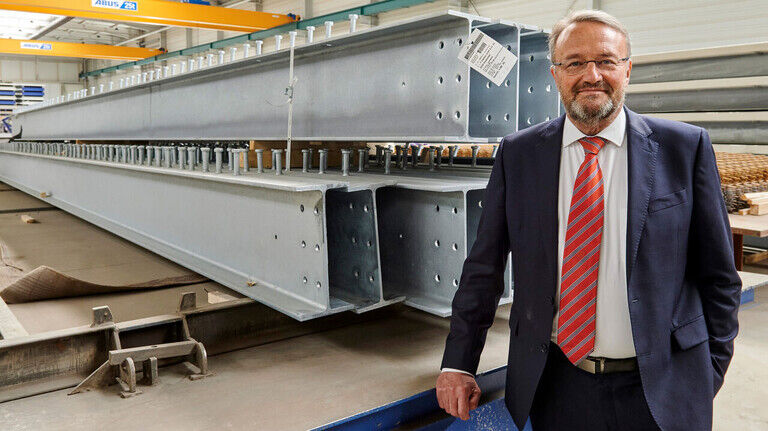 Setzt seit fast 40 Jahren auf Flexibilität im Stahlbau: Rolf Heinecke, Geschäftsführender Gesellschafter von Christmann + Pfeifer, in einer der Produktionshallen des Unternehmens.