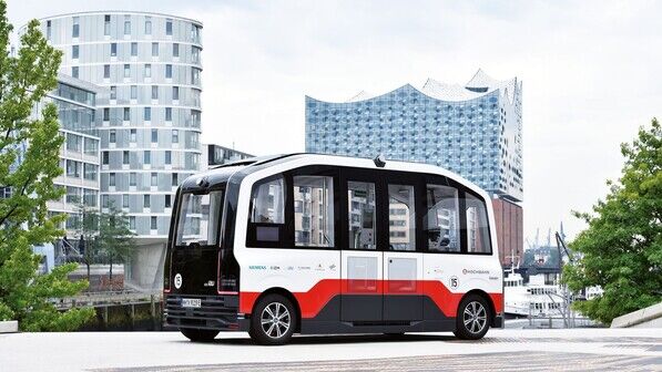 Hightech in Hamburg: Der Bus fährt autonom durch die Straßen unweit der Elbphilharmonie.