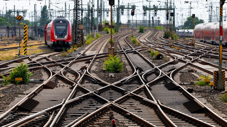 Schiene unter Beobachtung: Wichtige Bahnstrecken werden durch Sensoren an den Gleisen und mit Kameras überwacht. 