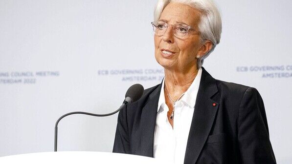 Juni 2022: EZB-Chefin Christine Lagarde verkündet das Ende der Null-Zins-Politik.
