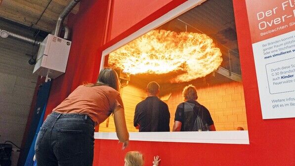 Spektakel: Im Flashover-Raum spüren Besucher die Hitze einer Feuerwalze. Kinder können von außen zugucken.