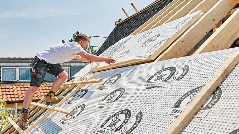 Gut gedämmt: Dachplatten aus Biomasse helfen nachhaltig beim Energiesparen.