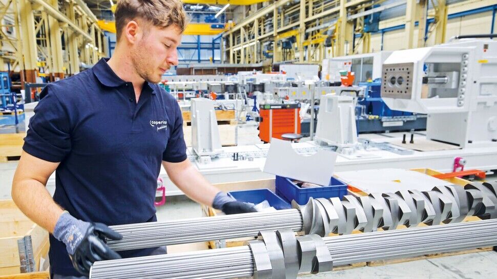 In der Montage beim Maschinenbauer Coperion in Stuttgart: Inzwischen hat Industriemechaniker Han Eberle ausgelernt, aber sein Praktikum auf Malta wirkt bis heute nach.