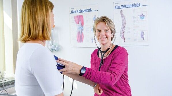 Kontrolle: Auch das Messen des Blutdrucks gehört zu den Aufgaben des medizinischen Dienstes.