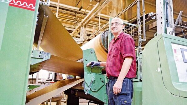 In der Produktion: Auf der Anlage, die Jörg Flatter und seine Kollegen betreuen, entsteht eine zweiwellige Wellpappe. 