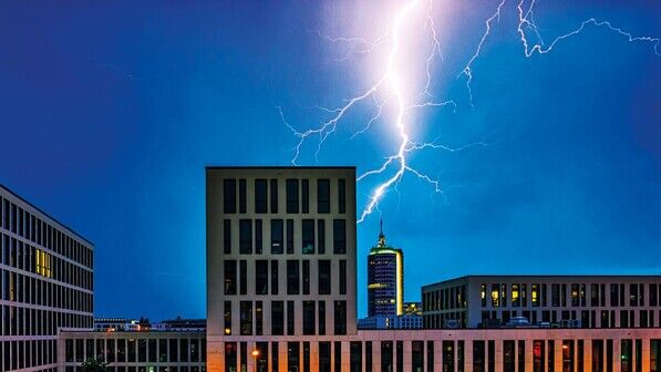 Gewitter über München: Da gilt es, Ausfälle von Elektronik zu vermeiden.