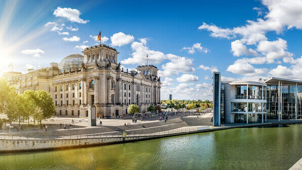 Blick auf das Regierungsviertel in Berlin: Die Ampel–Regierung muss endlich handeln, damit Unternehmen in Deutschland gute Standortbedingungen vorfinden.
