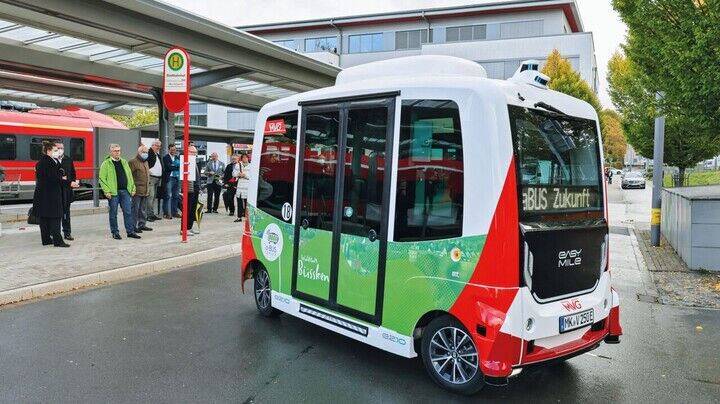 Hier rollt die mobile Zukunft heran: In Iserlohn fahren inzwischen autonome Busse im Probebetrieb, zwischen Bahnhof und Fachhochschule.