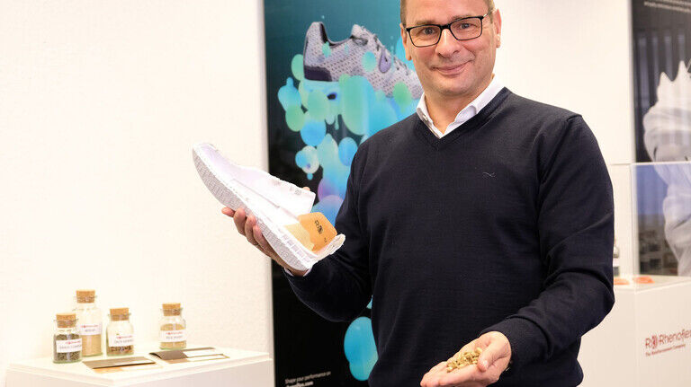 Die Zukunft in der Hand: Rhenoflex-Geschäftsführer Frank Böttcher mit dem Modell eines Sportschuhs, in dem Rhenoflex-Materialien stecken.