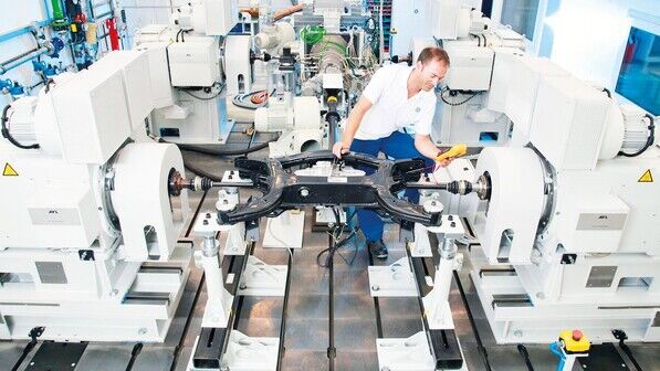 Auf dem Prüfstand: ZF Friedrichshafen testet neue Komponenten für den Antriebsstrang. Der namhafte Autozulieferer muss Überkapazitäten abbauen und Kosten begrenzen.