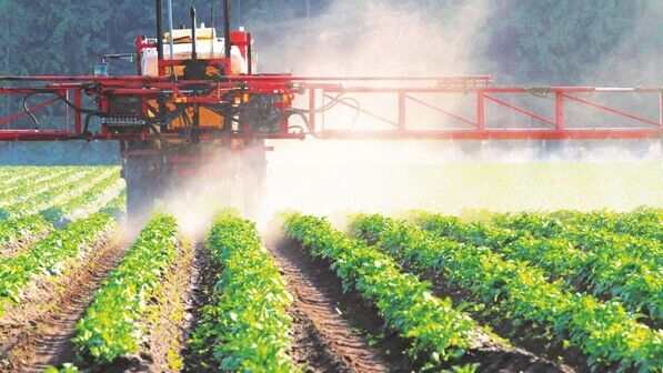 Landwirt beim Spritzen: Die EU will den Einsatz von Pflanzenschutzmitteln bis 2030 halbieren.