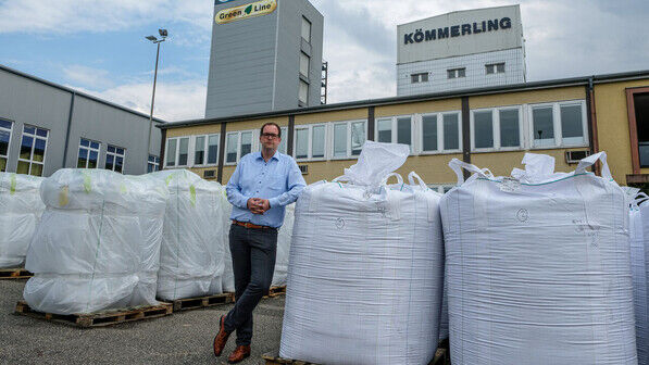 Kreislauf fördern: Die Big Packs am Produktionsstandort Pirmasens sind voller recyceltem PVC-Granulat.