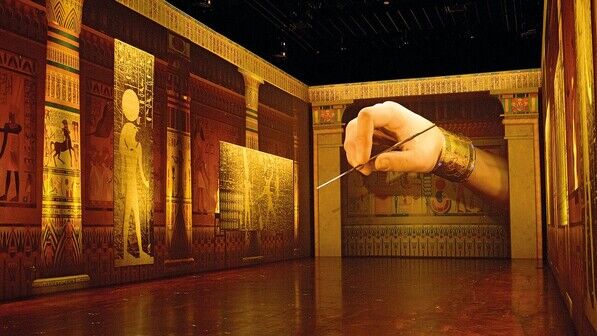 Lehrreich: Ergänzt wird die Show durch ein Augmented Reality-Erlebnis in der Grabkammer Tutanchamuns. Im interaktiven Erlebnisraum haben die Besucher unter anderem die Möglichkeit, mehr über die Hieroglyphenschrift der alten Ägypter zu erfahren.