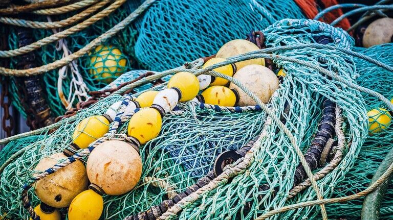 Polyamidabfälle: Ausgediente Fischereinetze, aber auch Autoteile oder Konsumgüter lassen sich zu neuem Rohstoff verarbeiten.