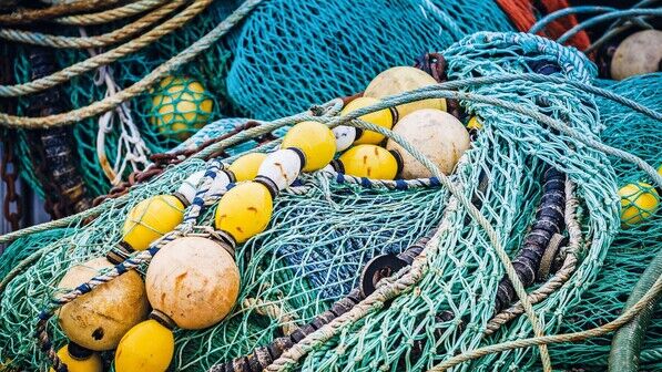 Polyamidabfälle: Ausgediente Fischereinetze, aber auch Autoteile oder Konsumgüter lassen sich zu neuem Rohstoff verarbeiten.