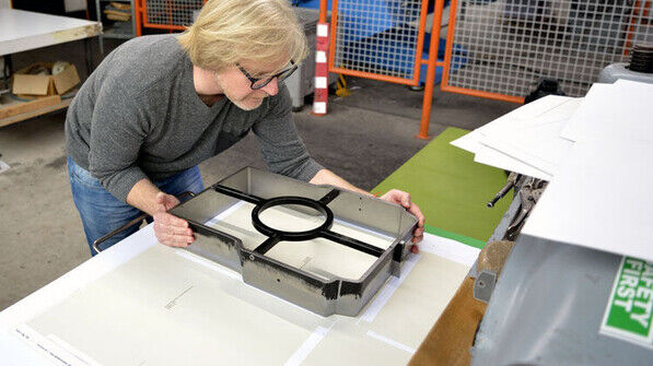 Muss passen: Papiertechniker Manuel Pfeiffer sucht ein Stanzwerkzeug zum aktuellen Auftrag. Foto:Scheffler 