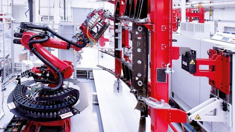 Großes Kaliber: Der Bohrroboter ist eine von 15 Stationen inklusive Messroboter auf zwei Linien. Foto: Premium Aerotec
