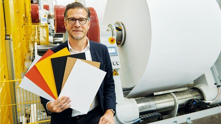 Starker Karton: Firmenchef Oliver Höflich zeigt einige Farbvarianten.