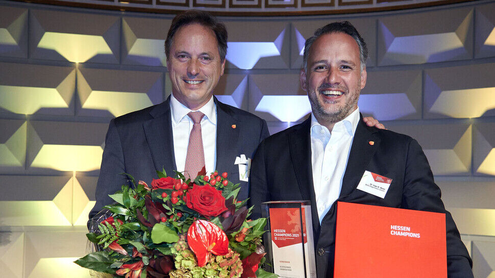 Geschäftsführer Dr. Nicolas Sachsenberg (links) und Diagnostikchef  Dr. Ingo D. Meier freuen sich über den ersten Platz in der Kategorie Innovation.