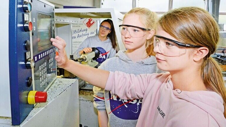 An Technik interessiert: Angelina Mühlbach, Sarah Lepper und Viviane Schmitz (von links) an der CNC-Maschine. Foto: Lang
