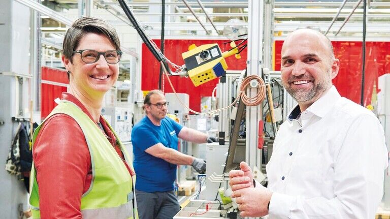 Zu Besuch an den Arbeitsplätzen im Schaltanlagenwerk: inga-Chefin Corinna Haas mit Produktionsleiter Oliver Reiber.