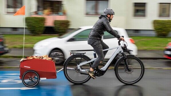 Leistungsstark: E-Bikes wiegen bis zu 30 Kilo, sind deshalb schlecht zu tragen. Ein E-Kompaktrad kann für viele eine Alternative sein. 