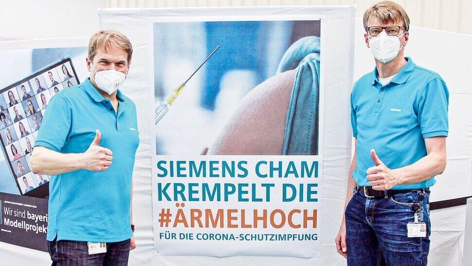 Sammeln beim Impfen in Cham Erfahrung auch für andere Siemens-Werke: Standortleiter Stefan Reindl (links) und Betriebsratsvorsitzender Franz Aschenbrenner.