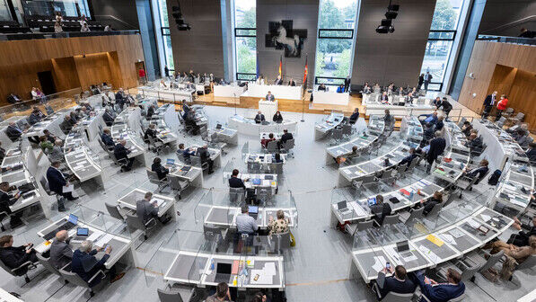 Plenum und Regierungsbank: Mindestens 135 Abgeordnete gestalten im niedersächsischen Landtag die Politik.