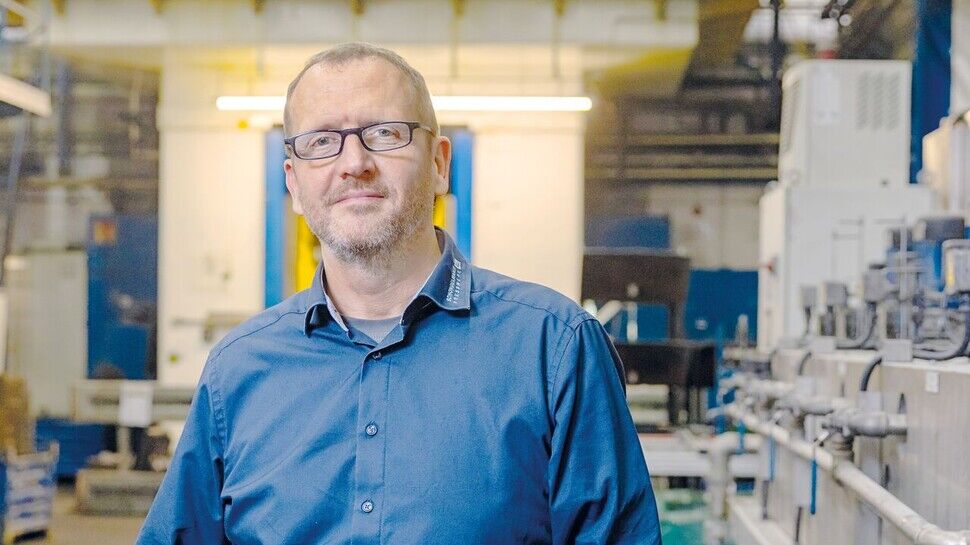 Vom Werkzeugmacher in den erweiterten Vorstand aufgestiegen: Oliver Oehler im Schondelmaier Presswerk, wo Metall kaltumgeformt wird.