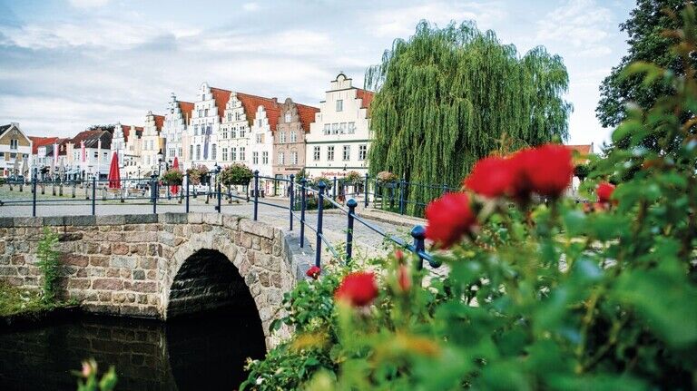 Historisch: Diese Natursteinbrücke aus Granit führt Richtung Marktplatz und ist etwa 250 Jahre alt.