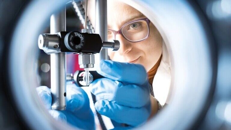 Aufbau: Physikerin Rita Graceffa bereitet eine Probe in der Vakuumkammer vor, die mit dem Laser untersucht werden soll. Foto: Jan Hosan