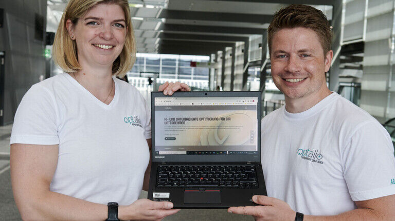 Begeisterte IT-ler: Laura Huver und Alexander Brehm von Optalio.