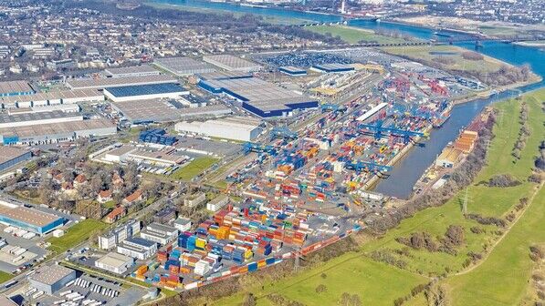 Größter Binnenhafen der Welt: Gut 60 Prozent des Umschlags entfallen inzwischen auf Container, Wechselbrücken und Sattelauflieger.