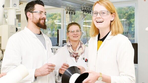 Im Labor: Die Chemielaboranten Tim Tromp und Jenny Flück mit Selina Tillmann (rechts). 