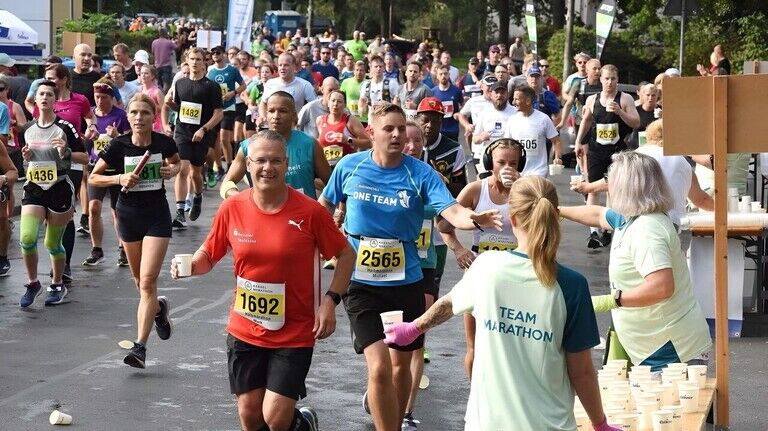 Gaben alles: Die rund 800 Teilnehmer des Firmenlaufs im Rahmen des Kassel Marathons 2023.