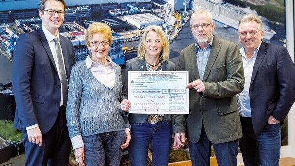 Scheck-Übergabe: Bei der Aktion „Spenden statt Geschenke“ kamen 25 000 Euro zusammen. Foto: Wessels/Meyer Werft
