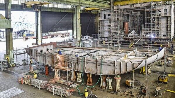 Es geht voran: Ein Blick in die Werfthalle von Pella Sietas, in der das Saugbaggerschiff gebaut wird. Foto: Christian Augustin