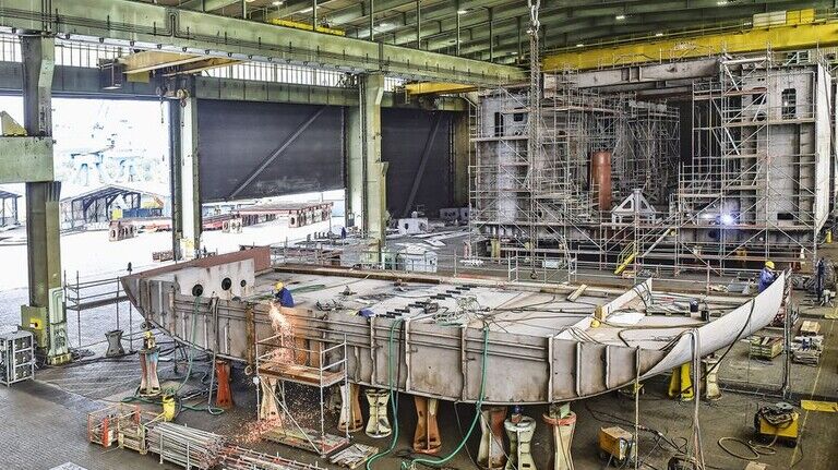 Es geht voran: Ein Blick in die Werfthalle von Pella Sietas, in der das Saugbaggerschiff gebaut wird. Foto: Christian Augustin