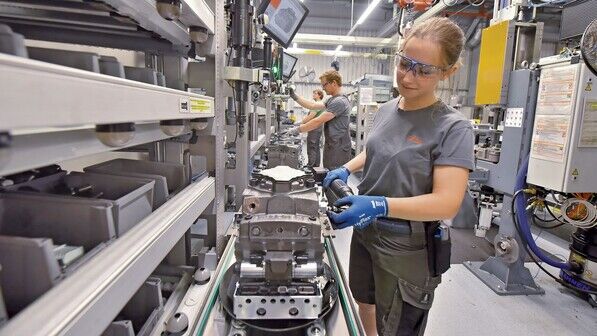 Fertigung: Danfoss-Mitarbeiterin Kathrin Harder an einer Montagelinie von Feldmann.