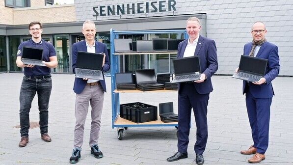 Unternehmen spendet Rechner: Die Sennheiser-Mitarbeiter Max Lohse, Matthias Strauss und Thomas Weinzierl (von links) mit Olaf Brandes von der Stiftung NiedersachsenMetall.
