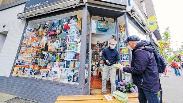 Flexibel: Ob Geschäfte an der Ladentür, wie hier in Düsseldorf, oder Auslieferung per Rad – viele kleine Läden konnten ihre Kunden in der Krise binden.