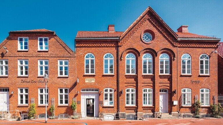 Historisches Gebäude: Das Museum in der Prinzessinstraße 7-8 befindet sich in der einzigen ursprünglich erhaltenen Synagoge Schleswig-Holsteins, die 1844/45 erbaut werden.