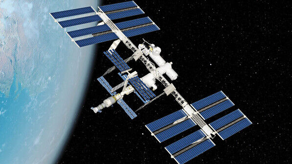 Oldie im Orbit: Seit über 20 Jahren kreist die Internationale Raumstation in 400 Kilometer Höhe mit 28.000 Stundenkilometern um die Erde. Bislang wurden auf der ISS 2.950  Experimente durchgeführt.
