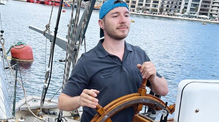 Die perfekte Verknüpfung von Arbeit und Spaß: Azubi Han Eberle als Praktikant in einer Bootswerkstatt auf Malta.