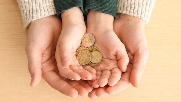 Früh anfangen: Der Umgang mit Geld muss gelernt werden. Spätestens mit dem Schulanfang sollte es daher Taschengeld geben! 